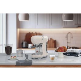 Smeg ECF02CREU Cafetera Espresso Manual de Bomba 15 Bares Crema 1.1L 1350W para Café Molido y Cappuccino