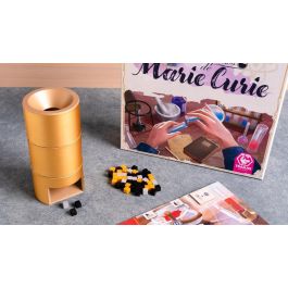 Tranjis Games Juego de Mesa Tras los Pasos de Marie Curie - Juego Estratégico Científico Familiar de 2 a 4 Jugadores, a Partir de 10 Años