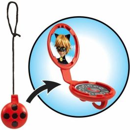 Bandai P50028 Muñeca Fashion Miraculous Ladybug 26 cm con Teléfono y Nuevo Disfraz Efecto Vinilo