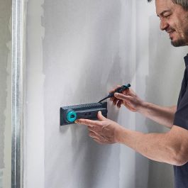 Wolfcraft 5976000 Plantilla de Perforación Electricidad para Medidas 71 y 91 mm para Instalación de Interruptores y Cajas de Enchufe en Ladrillo con Nivel de Burbuja