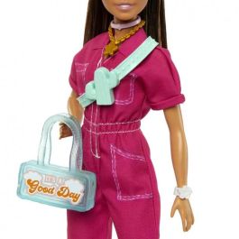 Mattel Muñeca Barbie Mono Rosa con Accesorios de Moda - Incluye Bolso, Gafas de Sol y Más