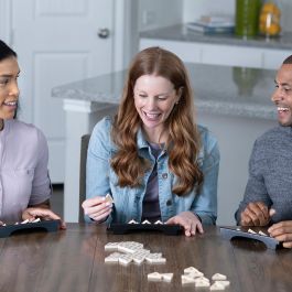 Bizak Juego Triominos Original - Juego de Mesa Familiar de Dominó Triangular, Variación del Clásico, Edad Mínima 3 Años