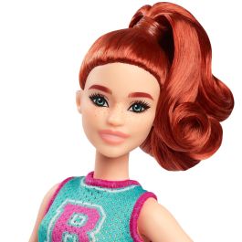 Barbie Muñeca Fashionista Look Animadora HYT90 Mattel con Top Deportivo y Falda Plisada Morada