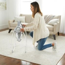 Ingenuity Columpio Portátil Comfort 2 Go Mini Cuddle Lamb - Plegable, 12 Melodías, 2 Posiciones Reclinables, Temporizador y Barra Actividad 0-9 Meses