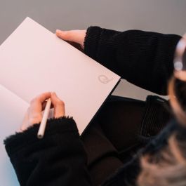 ERIK Cuaderno A5 Premium Queen 96 hojas Tapa Dura Laminada Mate Interior Bullet Cinta Marcapáginas Bolsillo