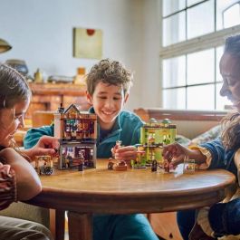 LEGO 76452 Harry Potter Tienda de Accesorios de Quidditch y Heladería, Set de Juego de Construcción para Niños a partir de 8 Años