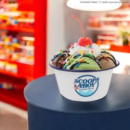 Cinereplicas Stranger Things Scoops Ahoy Tarrina de Helado con Cuenco y Gorrito Decorativo Réplica Oficial