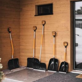Fiskars 1057178 Pala de Nieve X-Series, Ergonómica, de Metal, Negro/Naranja, 153 cm de Largo