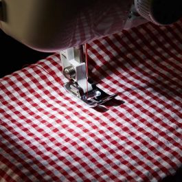 Brother KE14SVM1 Máquina de Coser Mecánica, 14 funciones, para todo tipo de telas, fácil de usar con protección para los dedos e iluminación LED