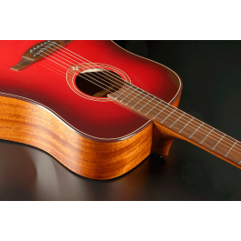Lag Guitarra Acústica Dreadnought Edición Limitada Red Burst con Tapa de Cedro Rojo Macizo y Aros/Fondo de Caoba, 6 Cuerdas