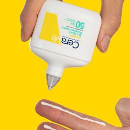 CeraVe Protector Solar Fluido Invisible Oil Control SPF 50+ 50 ml para Pieles Normales a Grasas con Ceramidas y Niacinamida, Control de Brillo 12h