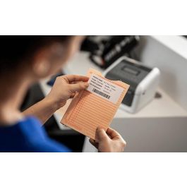 BROTHER Caja de 8 rollos de etiquetas termicas blancas - Cada rollo contiene 1 - 900 etiquetas de 7 BROTHER Caja de 8 rollos de etiquetas termicas blancas - Cada rollo contiene 1 - 900 etiquetas de 7