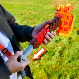 Nerf F8953 Hacha Lanzadardos Minecraft con capacidad para 5 dardos, juguete para niños +8 años