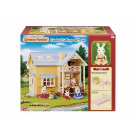Sylvanian Families SYL5054131056714 - Cabaña con cofre de techo azul, para niños +5 años, muebles incluidos