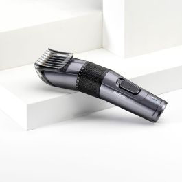 Babyliss Cortapelos E976E Titanium con Cuchillas Metálicas de Acero Inoxidable, Ajuste de Longitud de 0,5mm a 25mm, 60 min Inalámbrico
