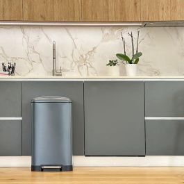 Kitchen Move KIT3666162006631 Cubo de basura de cocina con pedal 40L Gris Mate Acero Inoxidable Modelo Greenwich