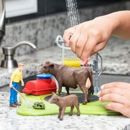 SCHLEICH 42529 FARM WORLD Estación de lavado de vacas con figura de vaca, ternero y figura humana