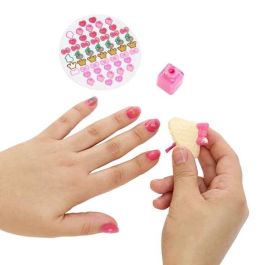 MGA Muñeca Yummiland Bolso de Belleza Helado Brillo Labios, Pintauñas, Pegatinas y Loción Corporal +6 Años