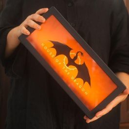 ERIK Lámpara Efecto Llamas La Casa del Dragon - Luz Cálida con Movimiento 32.5cm - USB/Pilas AAA - ABS/Acrílico
