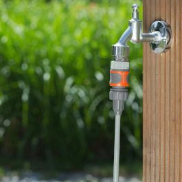 Gardena Kit de nebulización con manguera de 10m, 7 boquillas, clips para fijación y accesorios de conexión.