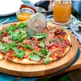 Fackelmann Profesional FAC1723162485864 - Plato Perforado para Pizza con Rueda de Corte - 32 cm