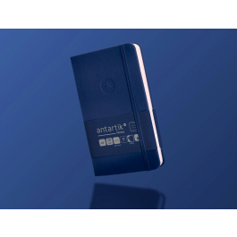 Antartik Cuaderno Tapa Dura A6, 100 Hojas Rayadas 80gr FSC, Azul Marino, Cierre Gomilla, Bolsillo Interior