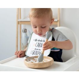 KioKids Set Vajilla Infantil Silicona y Bambú Gris con Cuenco, Ventosa Antideslizante y Cuchara-Tenedor +4 meses KioKids Set Vajilla Infantil Silicona y Bambú Gris con Cuenco, Ventosa Antideslizante y Cuchara-Tenedor +4 meses