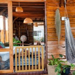 Ingenuity Puerta de Seguridad Infantil ING0074451172715 de 76 a 91 cm, Personalizable, Pintable o Teñible, Fácil de Instalar