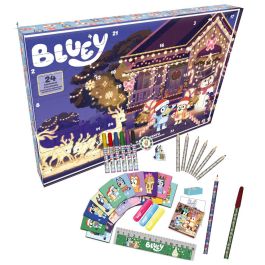 CYP Brands Calendario de Adviento Bluey con Pegatinas, Sellos, Brazalete y Pinturas – Caja Escenario de Juego 38x5x27cm Precio: 11.49999972. SKU: B1JAGZ2MR4