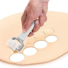 Quttin Rodillo Cortapastas Circular -96-, Medidas 16.5x8.5x4.5 cm, Peso 36 g, Ideal para Repostería y Cocina (24 Unidades)