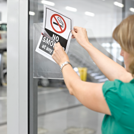 Djois Portacatalogos funda de presentacion adhesiva removible DIN A4 con esquina magnetica capacidad 10 hojas pack 5 unidades