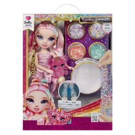 MGA 122401 Muñeca Rainbow High Feature Fantasy - Bella. Rellena sus piernas mágicas con slime y purpurina. Edad +6 años