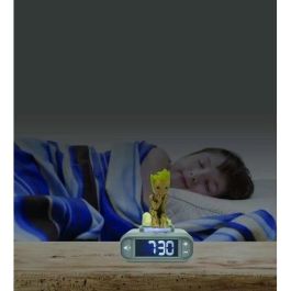 Lexibook LEX3380743104355 Despertador digital con luz nocturna Groot de Guardianes de la Galaxia y efectos de sonido