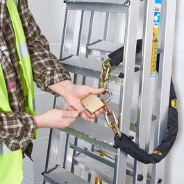 Yale Candado Y110B/60/132/1 de Latón 60 mm Grillete Acero Cementado 3 Llaves Acceso Cadenas Escaleras Portones