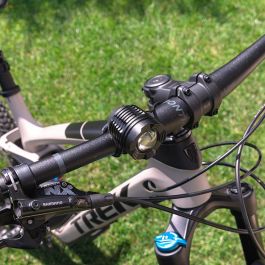 Edm Foco LED Recargable para Bicicleta, 180lm/50lm/Flash, Ajustable, IP54, Incluye Cargador y Baterías Edm Foco LED Recargable para Bicicleta, 180lm/50lm/Flash, Ajustable, IP54, Incluye Cargador y Baterías