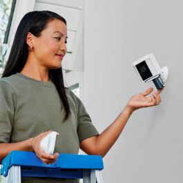 Ring Spotlight Cam Plus Battery, Cámara de seguridad IP exterior inalámbrica Wi-Fi 1080p, Negro
