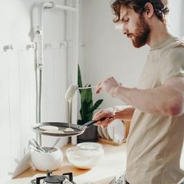 GSW 456715 Crepera de Aluminio 26 cm con Espátula, Exterior Silicona Roja, Para Todo Tipo de Fuegos Incluida Inducción