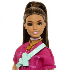 Mattel Muñeca Barbie Mono Rosa con Accesorios de Moda - Incluye Bolso, Gafas de Sol y Más