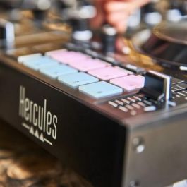 Hercules Inpulse 500 DVS Sistema de vinilo digital para scratch digital Negro, Compatible con Mac/Windows, Incluye Serato DJ Lite y DJUCED, Ref. 4780909