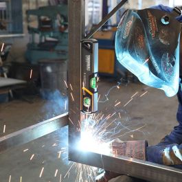 Toughbuilt Nivel magnético tubular burbuja iluminada LED 23cm, precisión fresado, imanes neodimio, referencia Tb-h2-l-m23-lh-m