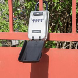 Master Lock Caja de Llaves Segura Retroiluminada con Mango y Combinación Programable de 4 Dígitos para Exterior