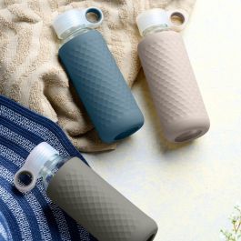 Day Botella de Vidrio con Funda de Silicona 450 ml, Tapón de Rosca con Anilla, Colores Surtidos Day Botella de Vidrio con Funda de Silicona 450 ml, Tapón de Rosca con Anilla, Colores Surtidos