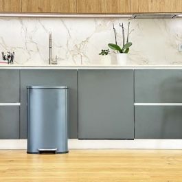 Papelera de cocina con pedal - ADMIRAL - KITCHEN MOVE - 50L - Diseño - Gris mate en acero inoxidable Papelera de cocina con pedal - ADMIRAL - KITCHEN MOVE - 50L - Diseño - Gris mate en acero inoxidable