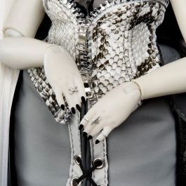 MGA Muñeca Colección Shadow High Heather Greyson 549963, vestida en blanco, negro y gris con 2 looks completos