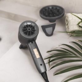 Cecotec Bamba IoniCare 5500 PowerStyle Secador de Pelo Iónico 1800W con Difusor, Motor AC y Función Perfect Colour Negro Cecotec Bamba IoniCare 5500 PowerStyle Secador de Pelo Iónico 1800W con Difusor, Motor AC y Función Perfect Colour Negro