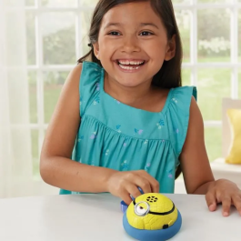 Epoch Games EPO5054131075197 - Juego de Mesa Batalla de Ataque Flotante de los Minions - Devuelve el Disco, Evita a los Minions - Juegos de Época