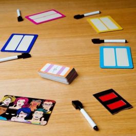 Dujardin Juego de Cartas Sospechoso - Descubre al Espía con tu lenguaje, Juego de deducción para Fiesta o Amigos