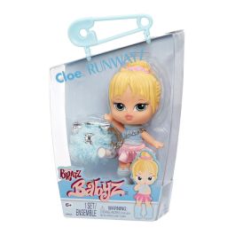 Bratz Muñeca Cloe Babyz Runwayz, incluye top azul, falda rosa y accesorios, +6 años