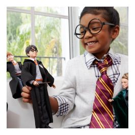 Mattel Harry Potter FYM50 Muñeco con Varita Mágica y Uniforme de Hogwarts, 11 Puntos de Articulación, Edad Recomendada +6 Años