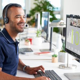 Logitech C270 Webcam HD 720p para Videollamadas y Grabación, Micrófono Reducción Ruido, Ajuste Luz Auto, Clip Universal